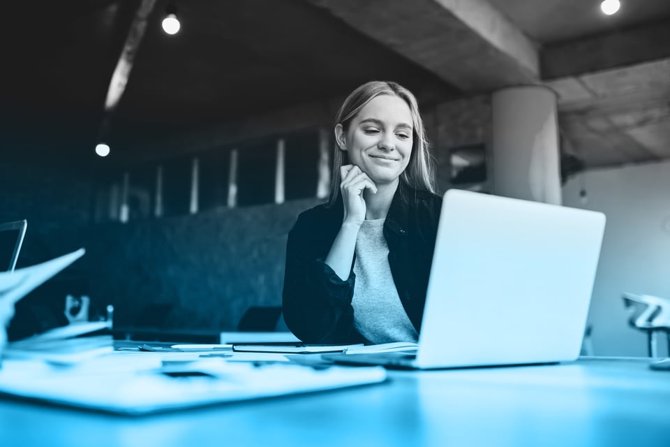Blog overview_woman and computer